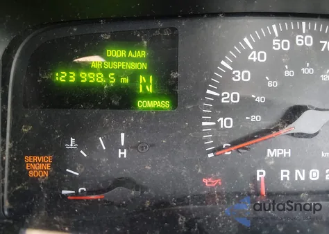 2000 Lincoln Town Car Signature z USA, uszkodzony, nr VIN 1LNHM82WXYY903160